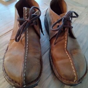 Clarks Desert Trek Chukka Boys 5 1/2 Women's Size 7.
